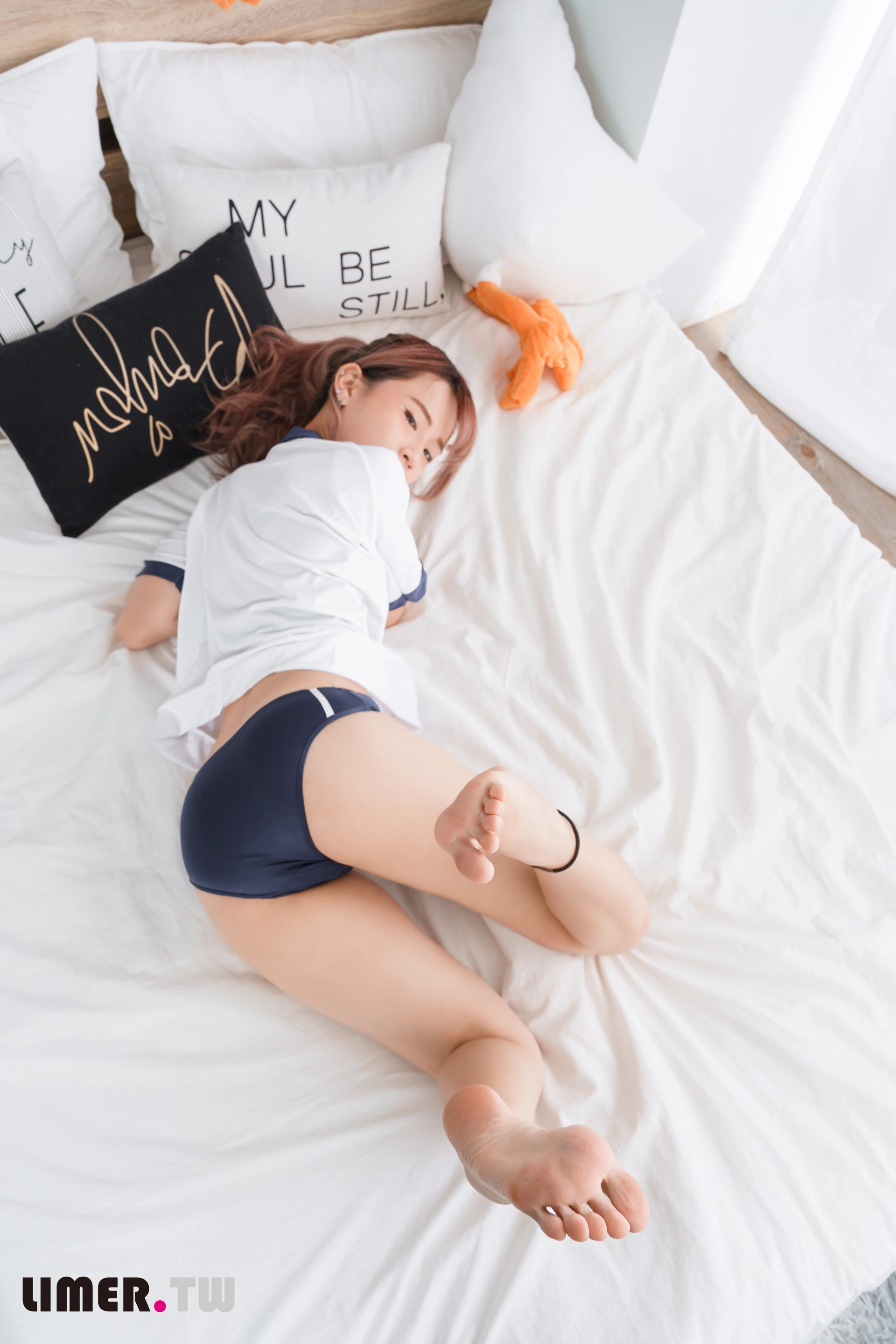 [Limerence] NO.034 水密桃味女孩小艾啾啾体育服热身大秀裸足 3